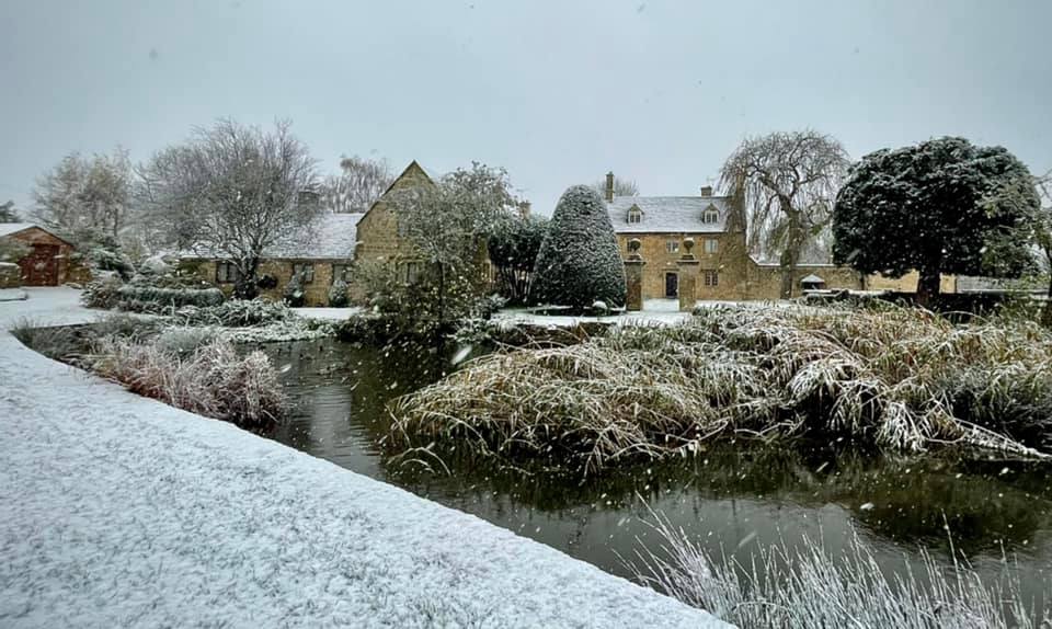 Willersey pond in snow 20211128