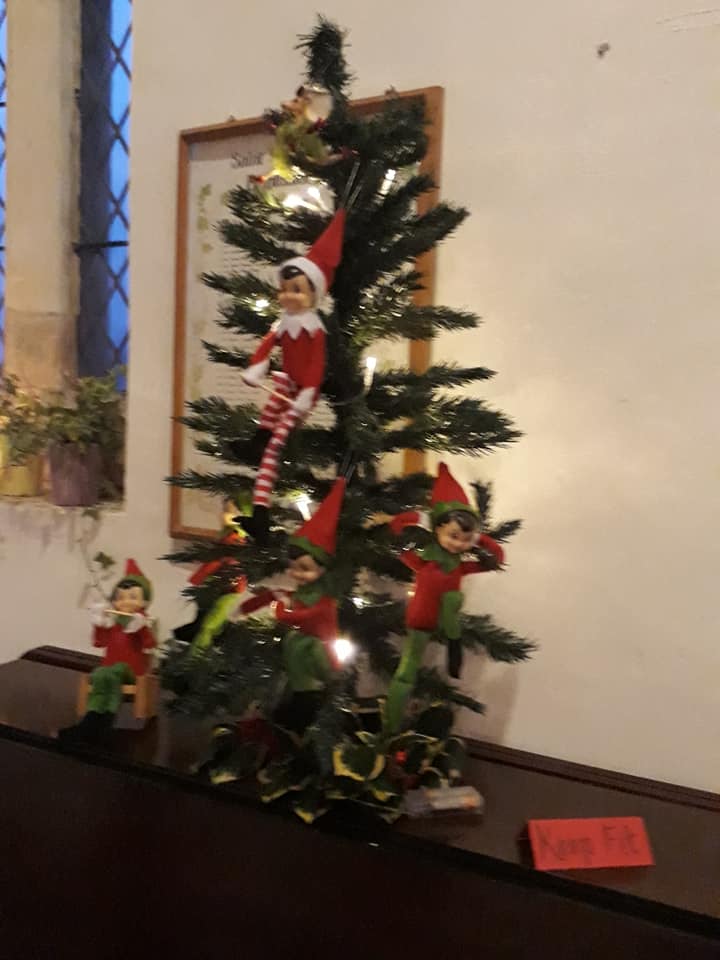 Christmas Flowers Willersey Church 2019 31