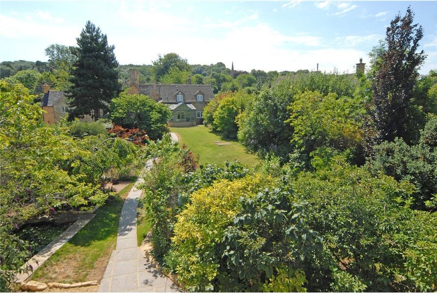 Large garden in Saintbury